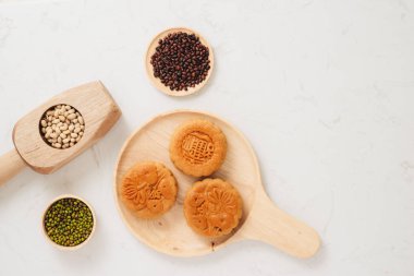 Açık renkli üzerinde mooncakes sonbahar ortası festivali için Vietnamca hamur işleri