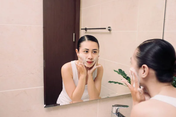 Mujer Feliz Limpia Piel Con Espuma Baño — Foto de Stock