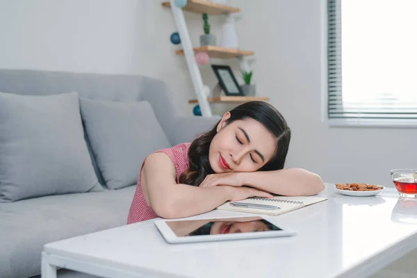 Cansado Asiático Mulher Dormindo Perto Sofá Depois Trabalho Casa — Fotografia de Stock