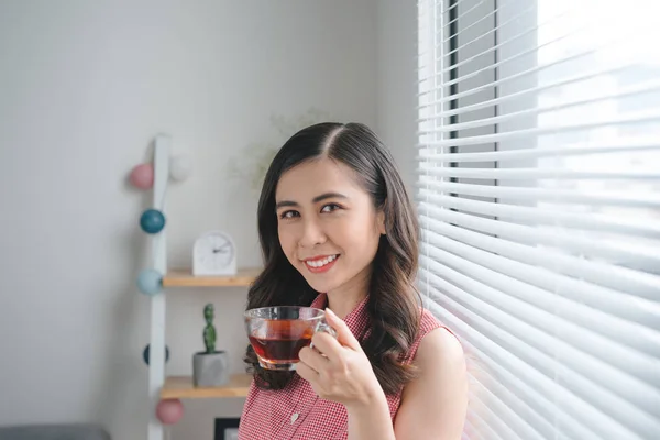 Tersenyum Wanita Muda Minum Kopi Atau Teh Saat Bekerja Atau — Stok Foto