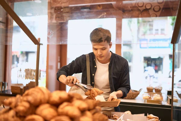 Comida Venta Consumismo Concepto Personas Hombre Guapo Con Bandeja Panadería — Foto de Stock