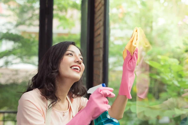 Uśmiechający Się Młoda Kobieta Azjatyckich Gospodyni Myje Okna — Zdjęcie stockowe