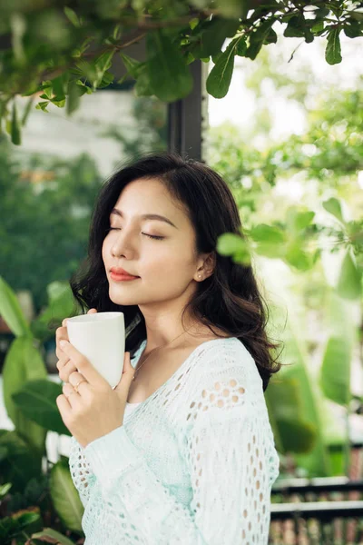 Feliz Joven Asiático Mujer Con Taza Manos Bebiendo Café Pie — Foto de Stock