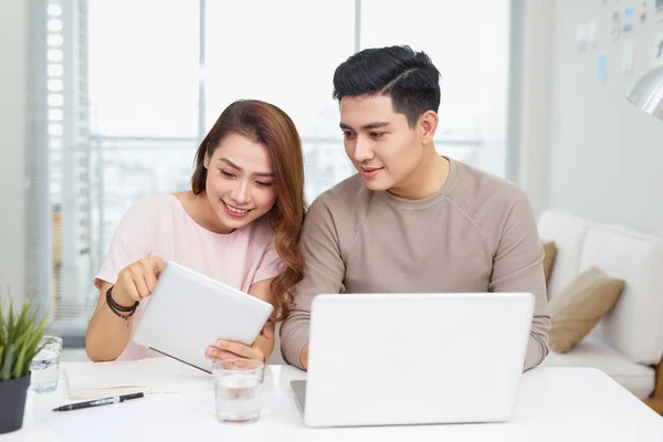 Mooie Jonge Zakenvrouw Knappe Zakenman Formele Pakken Zijn Gadgets Gebruiken — Stockfoto