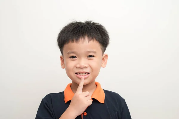 逃された赤ちゃん歯白い背景で隔離の代わりに新しい歯を持った幸せな少年 — ストック写真