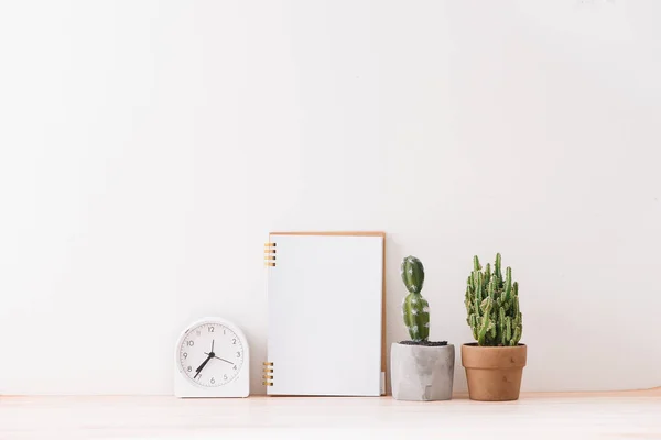 Carnets Vides Sur Fond Blanc Avec Cactus Réveil Blanc — Photo