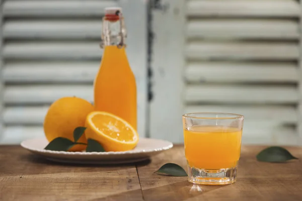Склянка Апельсинового Соку Свіжими Фруктами Дерев Яному Фоні — стокове фото