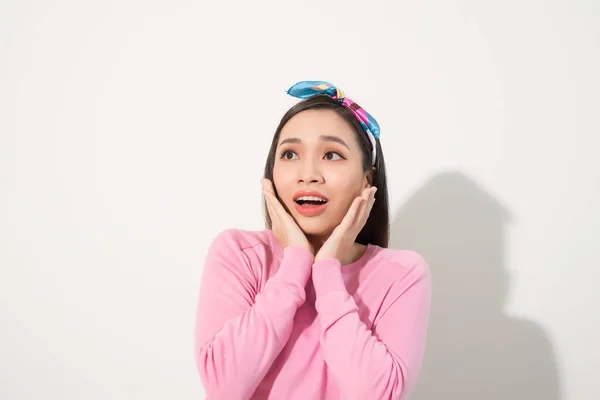 Ázsiai Megérintette Arcát Meglepetés Érzés Öröm Boldogság Rózsaszín Póló Fehér — Stock Fotó