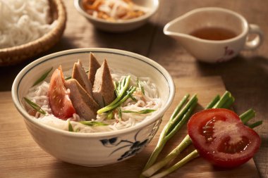 Vietnam dili içeren pirinç şehriye çorbası ve kıyılmış balık ızgara