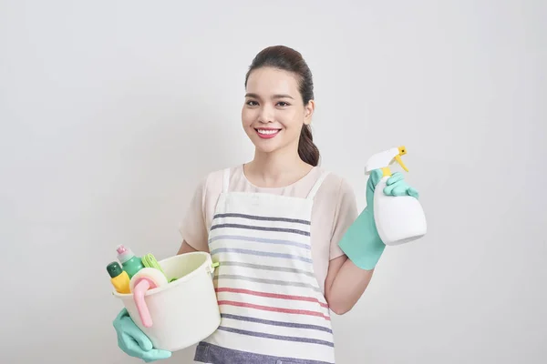 Portret Van Gelukkige Vrouw Met Haar Handen Reinigingsproducten Terwijl Permanent — Stockfoto