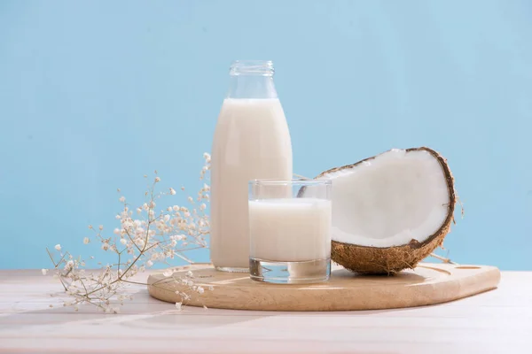 Kokosmilch Flasche Und Glas Auf Dem Tisch Mit Kopierraum — Stockfoto
