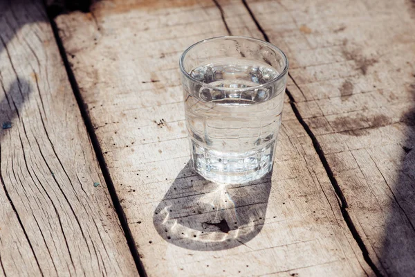 Ποτήρι Νερό Φόντο Ξύλου — Φωτογραφία Αρχείου