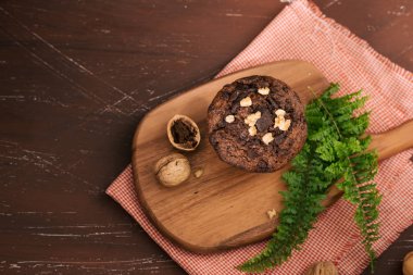 Dellicious ev yapımı çikolatalı muffin ceviz tablosundaki ile. Yemeye hazır.