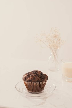 Dellicious ev yapımı çikolatalı muffin masada. Yemeye hazır.