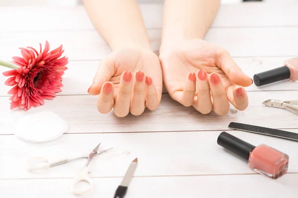 Cura Delle Unghie Manicure Belle Mani Femminili Con Smalto Manicure — Foto Stock