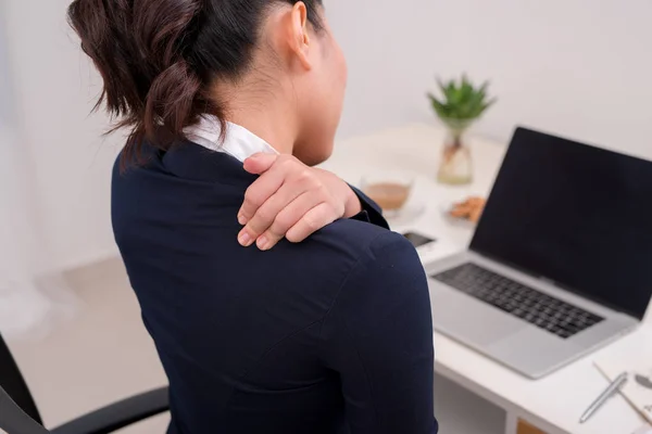 Νέοι Επαγγελματίες Άτομο Πόνο Στον Αυχένα Επικεντρωθεί Χέρι Στο Λαιμό — Φωτογραφία Αρχείου