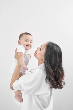 Mutlu sevgi dolu aile. Genç gülümseyen sarılma gülen bebek anne.
