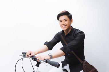 Yakışıklı adam bisiklet üzerinde beyaz izole tarafından ayakta