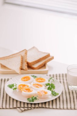 Yemek tavuk yumurta çeşitli yolları vardır. Yumurta ile Kahvaltı.