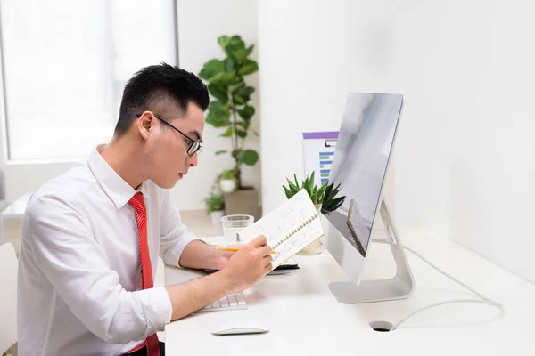 Empresário Feliz Com Livro Mão Olhando Para Monitor Computador Escritório — Fotografia de Stock