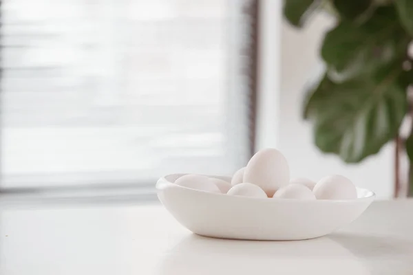 Eier Ostern Einer Weißen Schüssel Auf Einem Holztisch Gekocht — Stockfoto