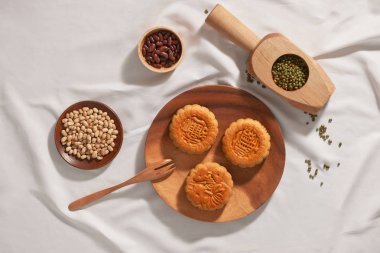 Düz sonbahar ortası festivali gıda mooncakes kavramsal yatıyordu. Pasta demek mutluluk üzerinde metin.