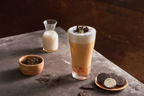Ice Τσάι Γάλα Τυρί Και Φούσκα Μπισκότα Σοκολάτας — Φωτογραφία Αρχείου