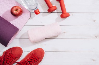 Fitness ekipmanları en iyi görünümünü parke zemin üzerinde. Ben egzersiz ve sağlıklı yaşam konsepti ile Spor Eşyası sembolleri olarak seviyorum