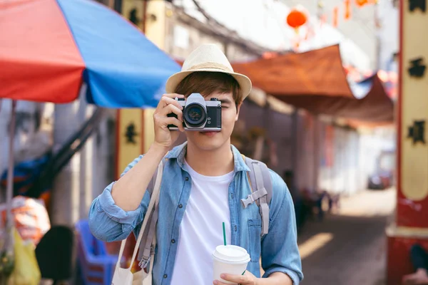 Jovem Asiático Homem Viajante Compras Andando Mercado Rua — Fotografia de Stock