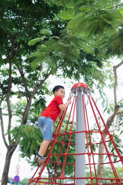 küçük çocuk parkında demirlere üzerinde oynama