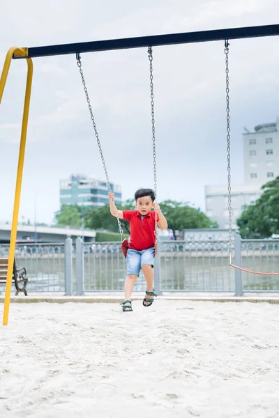Fröhlicher Asiatischer Junge Schaukelt Auf Spielplatz Park — Stockfoto