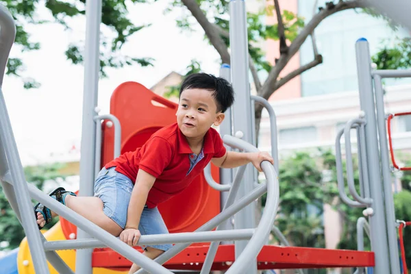 Glücklicher Kleiner Junge Klettert Auf Spielplatz Freien — Stockfoto