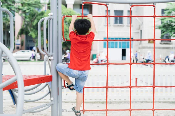 Маленький Мальчик Играет Обезьяньих Барах Детской Площадке — стоковое фото