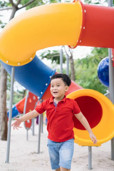 Милый Маленький Мальчик Веселится Детской Площадке Летом — стоковое фото