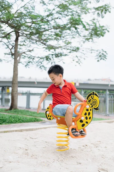 Aziatische Kind Spelen Speelplaats Zomer Buiten Park — Stockfoto