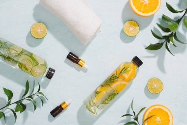 Detoks meyvesi aromalı su. Tazeleyici ev yapımı kokteyl