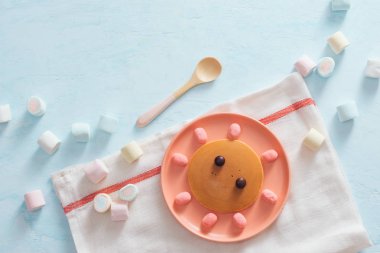 İzole, güzel yüzlü tatlı tatlı ile lezzetli kızarmış gözleme