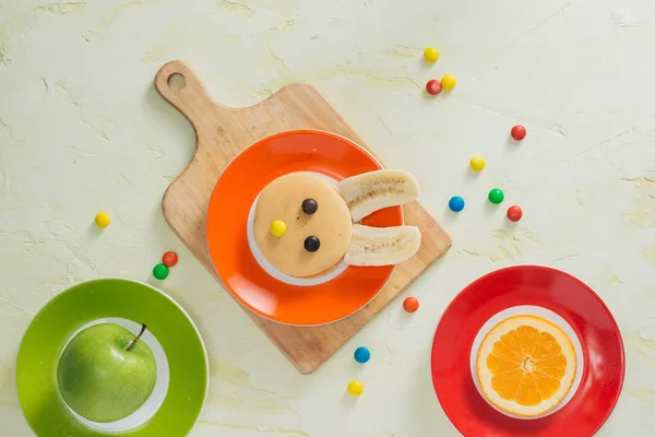 Panqueque Conejo Divertido Con Frutas Para Desayuno Los Niños Pascua — Foto de Stock