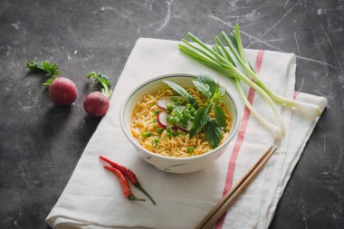 Şehriye kase turp, otlar ve soğan ile