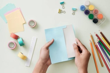 Renkli kalemler, ataç ve not pad, okul malzemeleri, okul, okul ve ofis malzemeleri hazırlıkları