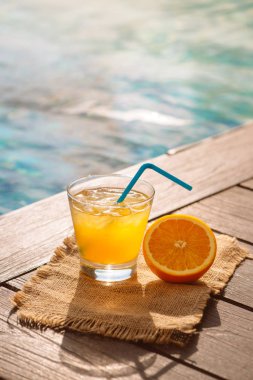 Portakal suyu, dilim ve buz Havuzu yakınındaki kokteyl, yakın çekim.