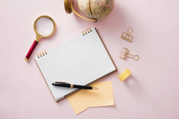モダンなフラット横たわっていたノートとピンク背景 創造的な作業空間の概念に文房具のモックアップ — ストック写真