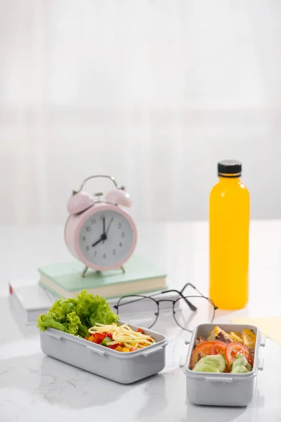 Almuerzo Escolar Ensalada Sándwiches Frutas Libro —  Fotos de Stock