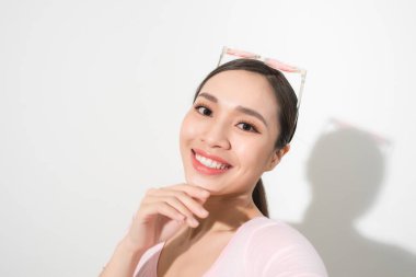 Stüdyo portre beyaz ile gülümseyen ve selfie, yapım güzel kadının kendini beyaz arka plan üzerinde fotoğraf çekimi