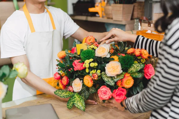 Floristería Dando Ramo Flores Cliente Tienda — Foto de Stock