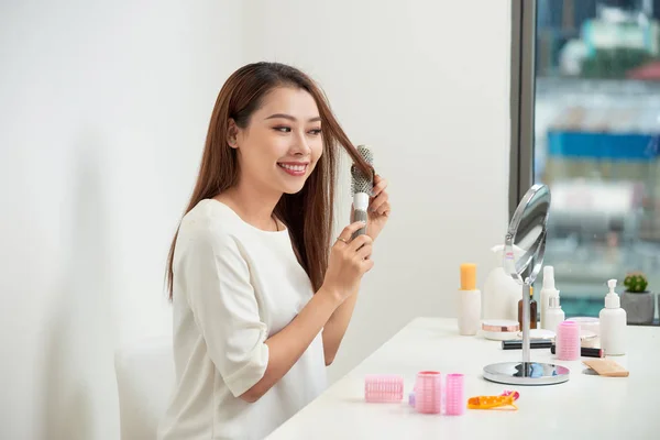 Het Wegwerken Van Klitten Mooie Jonge Vrouw Kijken Naar Haar — Stockfoto