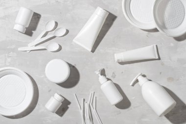 Düz plastik atıkların geri dönüşüm için hazır yatıyordu. Sosyal sorumluluk, ekoloji bakım kavramı