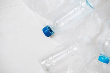 Beyaz arka plan üzerinde geri dönüşüm plastik şişe yığını