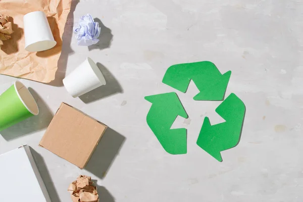 Recycling Symbol Mit Abfall Auf Holzhintergrund Von Oben — Stockfoto