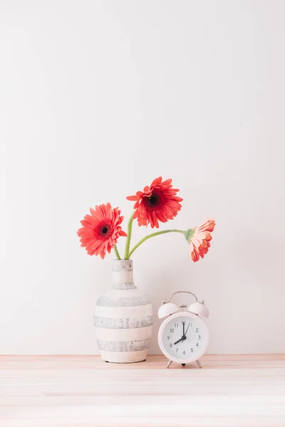 Flores Despertador Uma Prateleira Parede Branca — Fotografia de Stock